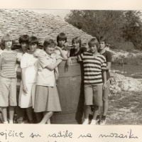 Djevojčice koje su pomagale raditi mozaike Željku Jermanu i Vlasti Delimar u Potirni 1981.